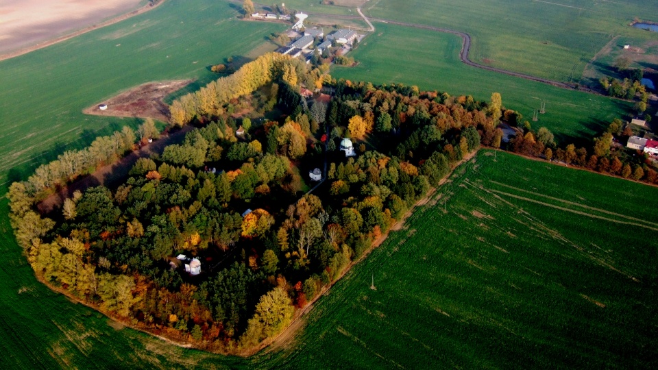 Obserwatorium w Piwnicach z lotu ptaka. Fot. Andrzej Kus/Wikipedia