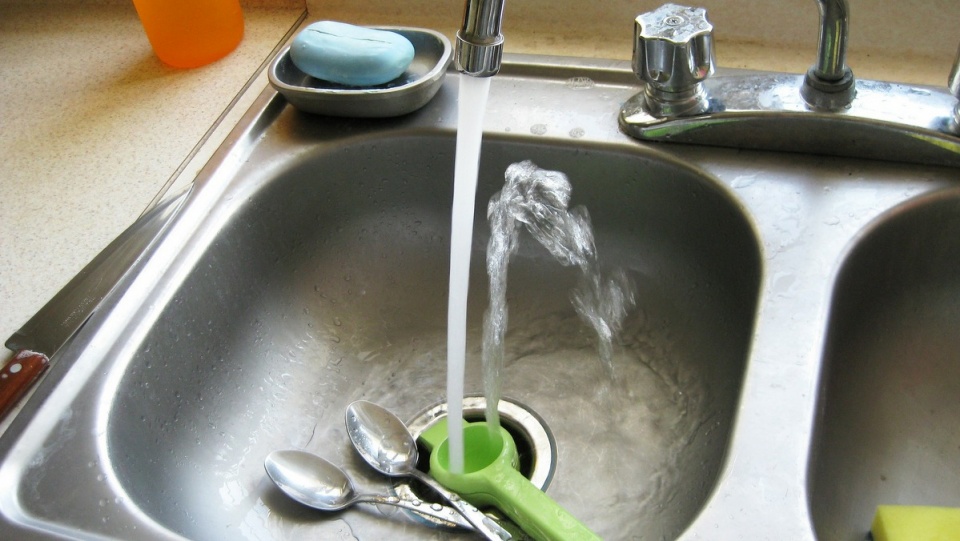 Kontrolerzy z Dobrcza sprawdzą, czy mieszkańcy pobierają wodę legalnie, czy mają stosowne umowy./fot. Pixabay