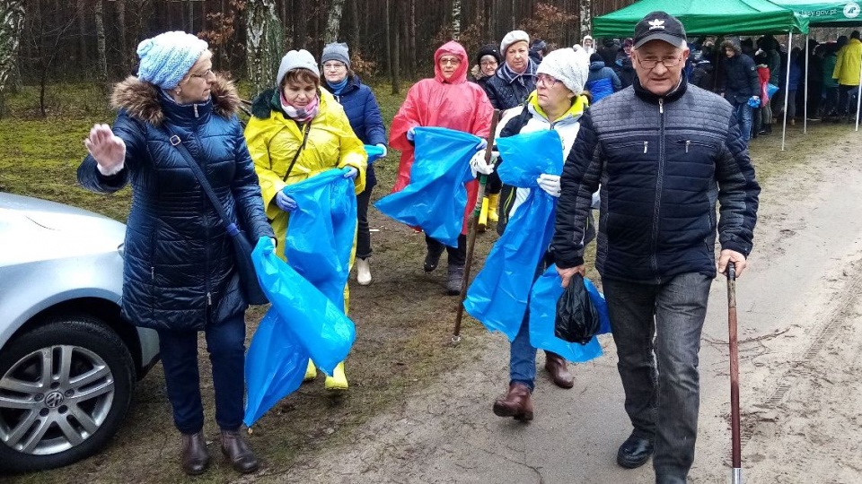Pomimo deszczu w akcji wzięło udział ponad 50 mieszkańców Łabiszyna. Fot. Tomasz Gronet