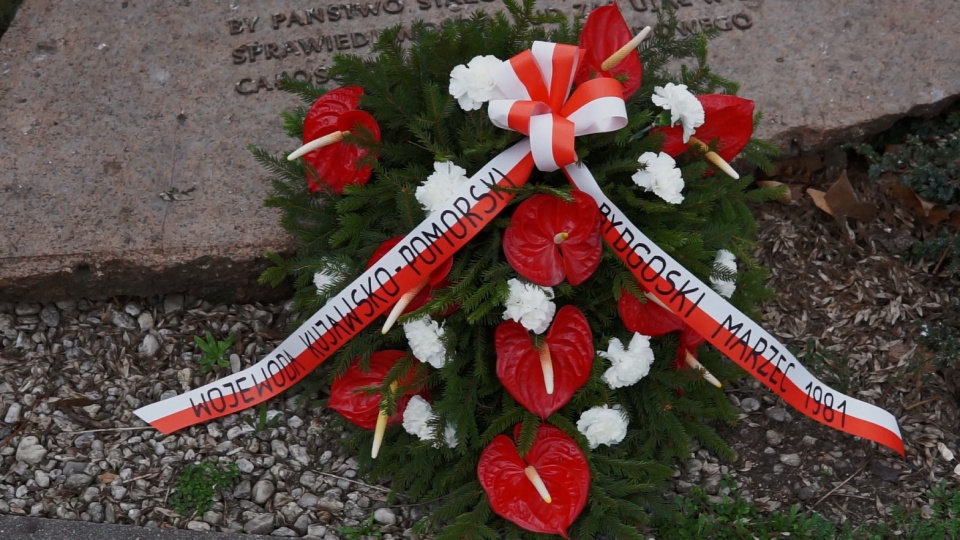 Kwiaty pod obeliskiem upamiętniającym wydarzenia Bydgoskiego Marca. Fot. Zrzut ekranu