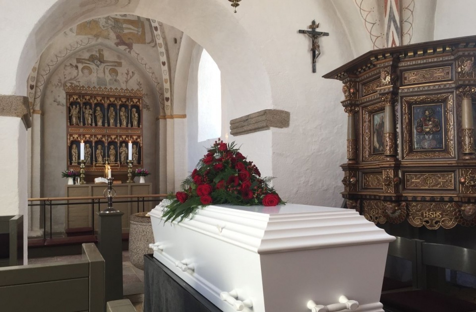 Zabezpieczone zwłoki mają być umieszczone w kapsule transportowej w przypadku przekazywania zwłok do krematorium albo w trumnie do pochówku w przypadku bezpośredniego pochowania na cmentarzu/fot. Pixabay