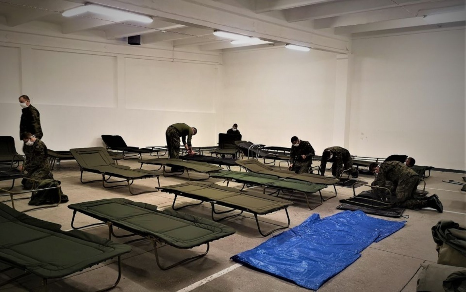 Przed bydgoskim Szpitalem Wojskowym, żołnierze - terytorialsi wybudowali namiotowy szpital polowy na wypadek gdyby liczba chorych gwałtownie wzrosła./fot. nadesłane