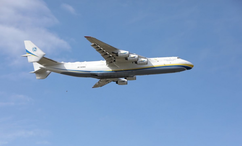Samolot Antonov An-225 Mriya - największy samolot świata - ląduje na Lotnisku Chopina w Warszawie/fot. Leszek Szymański, PAP