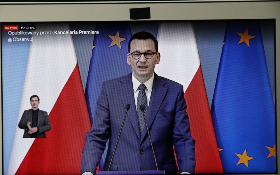 Premier Mateusz Morawiecki podczas transmitowanej konferencji prasowej/fot. Rafał Guz, PAP