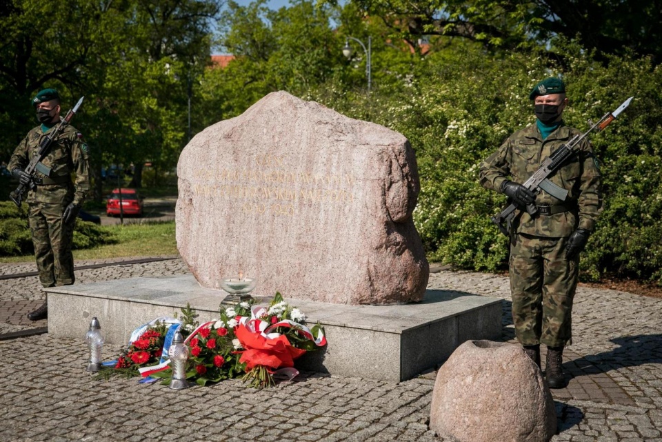 W ciszy i z zachowaniem środków ostrożności delegacje złożyły kwiaty przy obelisku upamiętniającym poległych i pomordowanych w walce z hitlerowskim najeźdźcą Fot. Andrzej Goiński