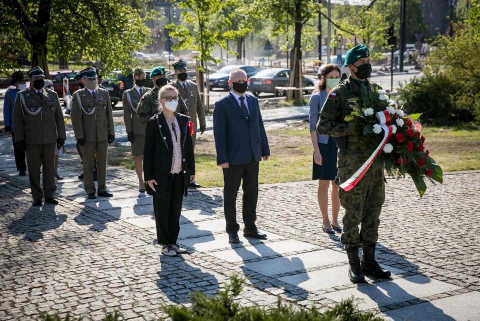 W ciszy i z zachowaniem środków ostrożności delegacje złożyły kwiaty przy obelisku upamiętniającym poległych i pomordowanych w walce z hitlerowskim najeźdźcą Fot. Andrzej Goiński