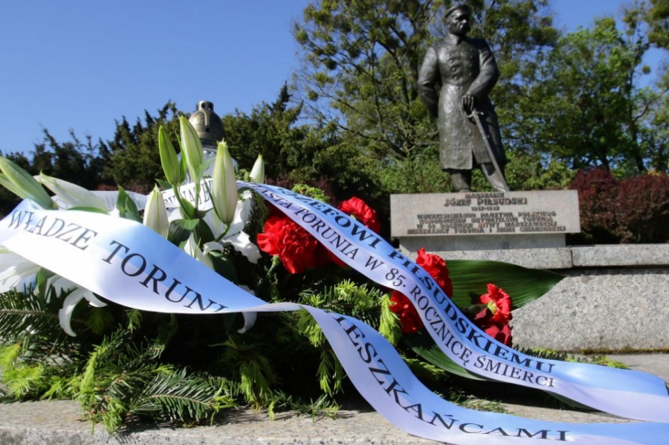 Wiązanka kwiatów pod pomnikiem Józef Piłsudskiego na pl. Rapackiego w Toruniu.Fot. Adam Zakrzewski/www.torun.pl