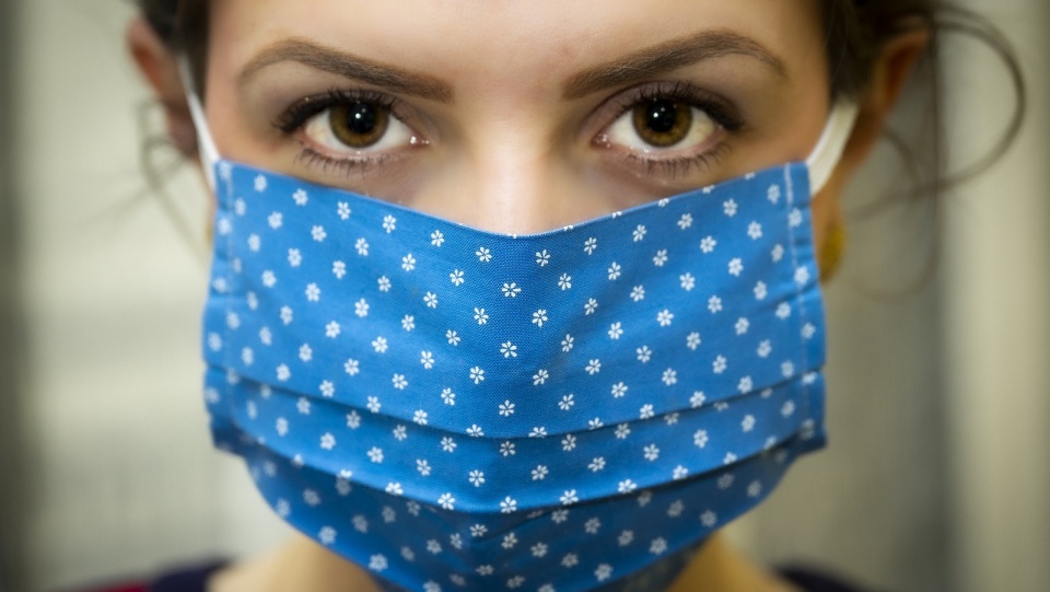 Nakaz zakrywania nosa i ust w przestrzeni publicznej obowiązuje od 16 kwietnia. Można do tego użyć odzieży lub jej części (np. chustki), maski albo maseczki. Fot. Pixabay.com