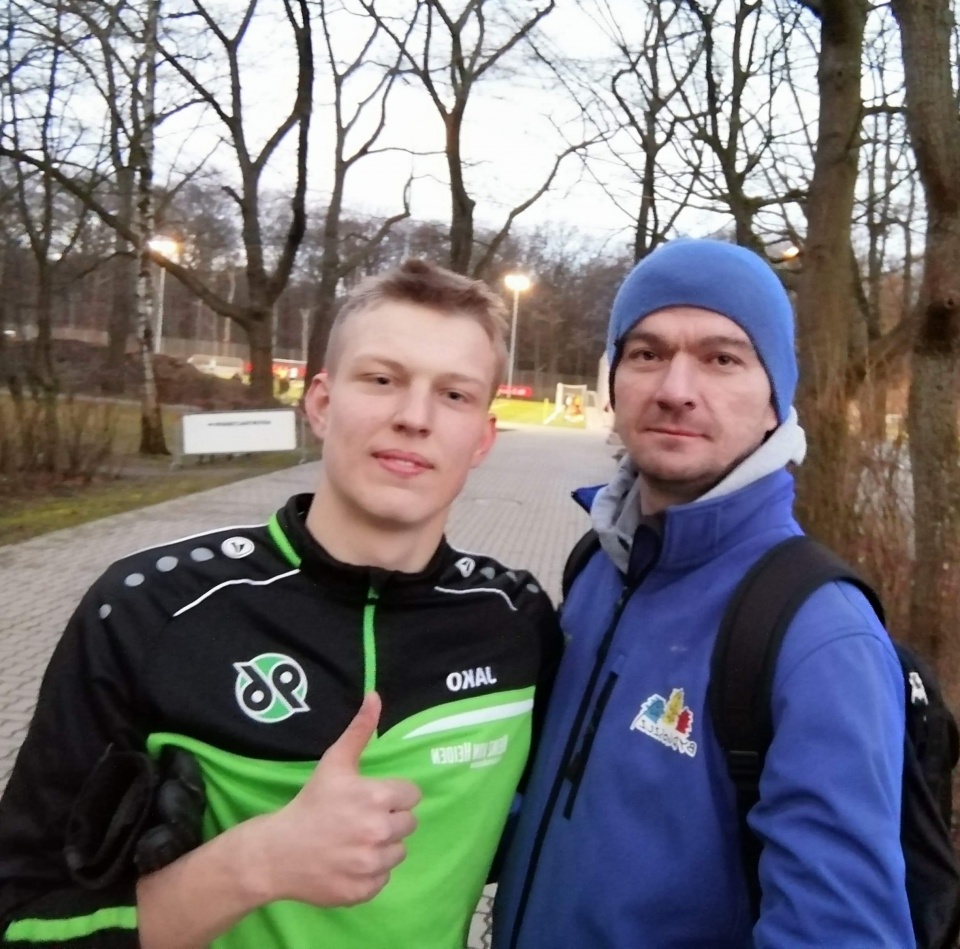 Jakub Grzesiak i trener Marcin Piesik.