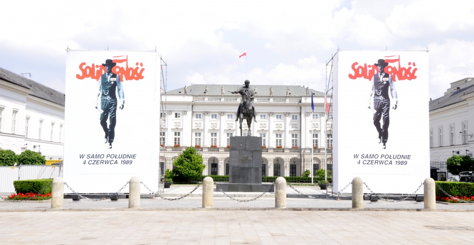 Plakat „Solidarności” nawiązujący do kadru z filmu „W samo południe” z Garym Cooperem stał się jednym z symboli wyborów kontraktowych. W rzeczywistości pojawił się dopiero 4 czerwca i wyłącznie w Warszawie, co wynikało z opóźnienia w jego druku we Francji. Na zdjęciu reprodukcja plakatów. Fot. Wikipedia