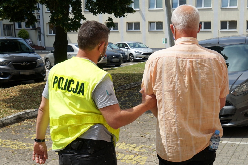 Zatrzymanie osób podejrzanych o oszustwo w jednostce wojskowej w Grudziądzu./fot. KWP Bydgoszcz