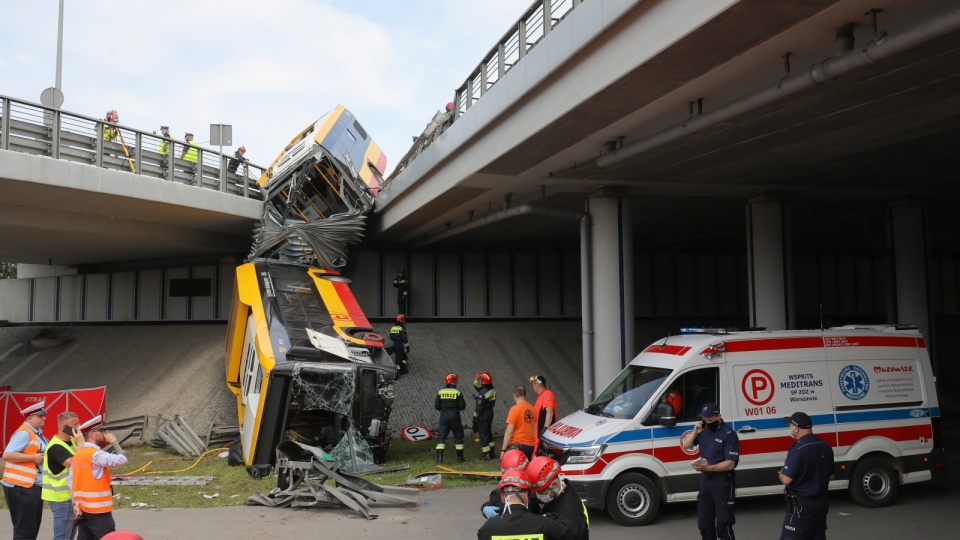W wyniku wypadku autobusu komunikacji miejskiej na moście Grota-Roweckiego w Warszawie 20 osób jest rannych, 1 osoba zginęła. Fot. PAP/Paweł Supernak