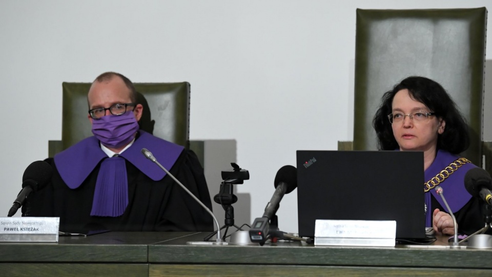 Sędziowie Sądu Najwyższego: Paweł Księżak (L) i Ewa Stefańska (P) podczas posiedzenia sądu w Warszawie. Fot. PAP/Radek Pietruszka