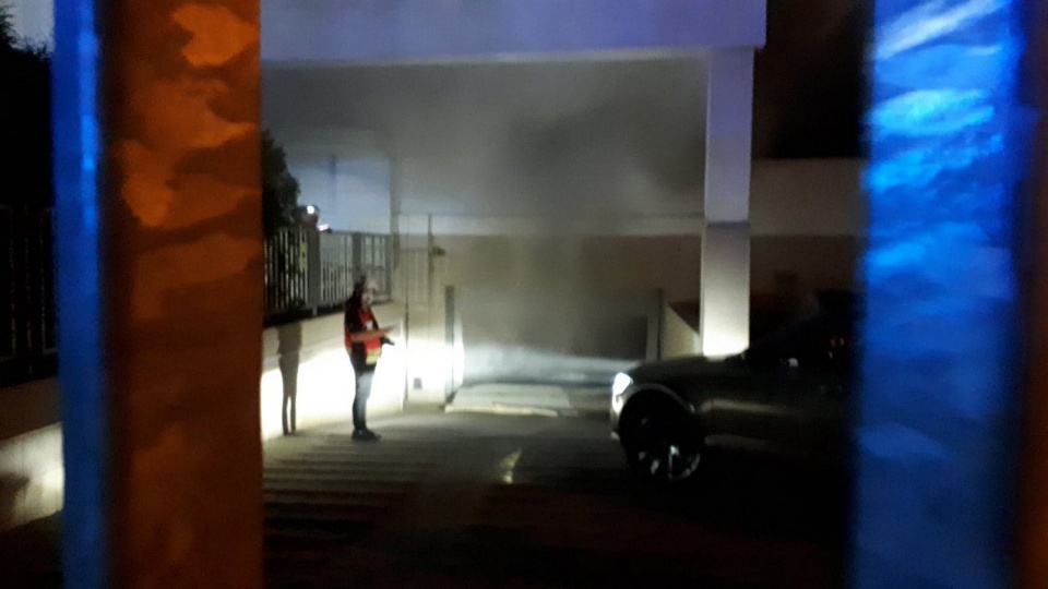Dym wydobywał się z parkingu pod budynkiem. Fot. Bogumiła Wresiło