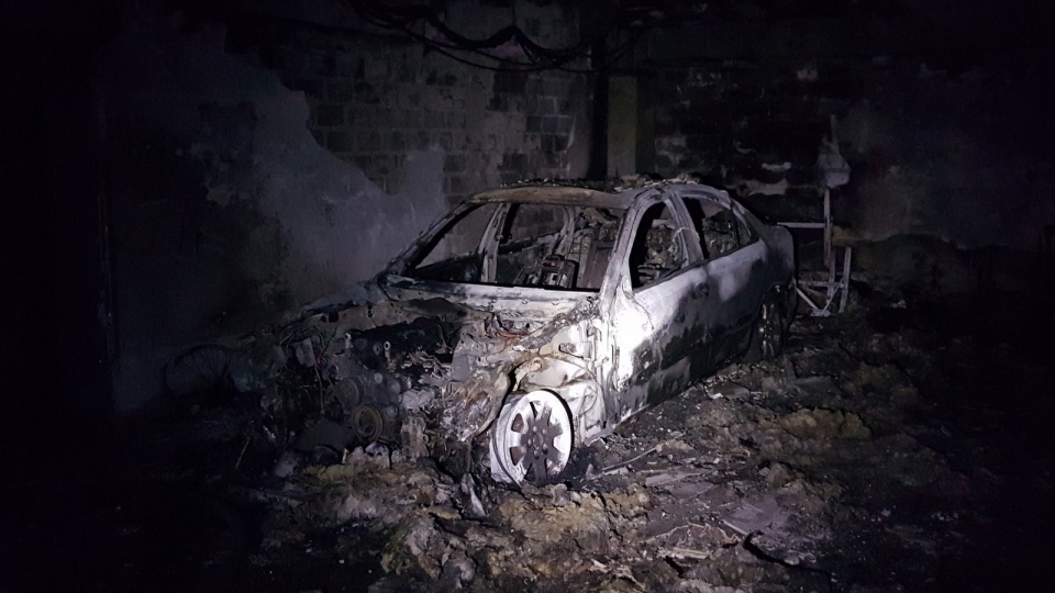 Spłonął jeden z samochodów znajdujących się w podziemnym garażu. Fot. Bydgoszcz 998