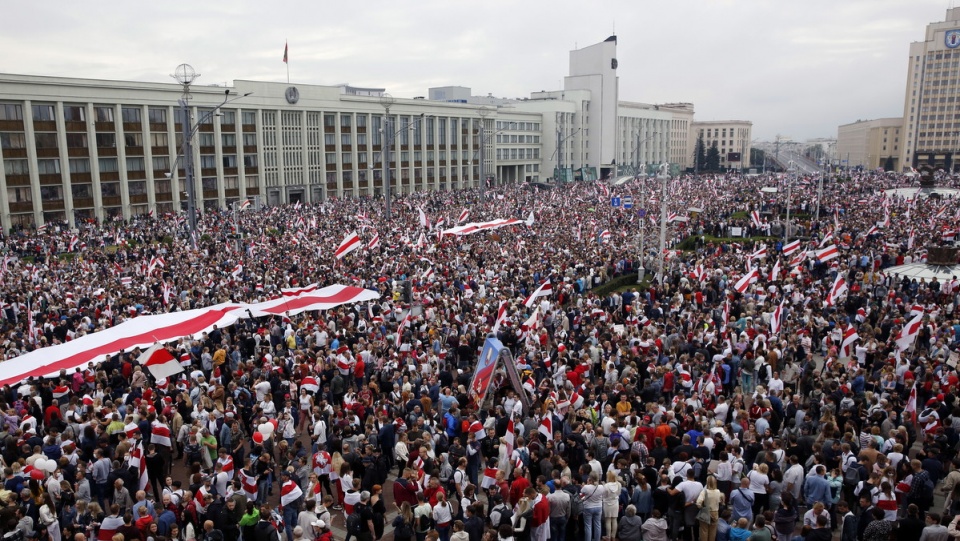 Na placu Niepodległości w centrum Mińska pojawiły się tłumy, prawdopodobnie dziesiątki tysięcy Białorusinów. Fot. PAP/EPA/TATYANA ZENKOVICH