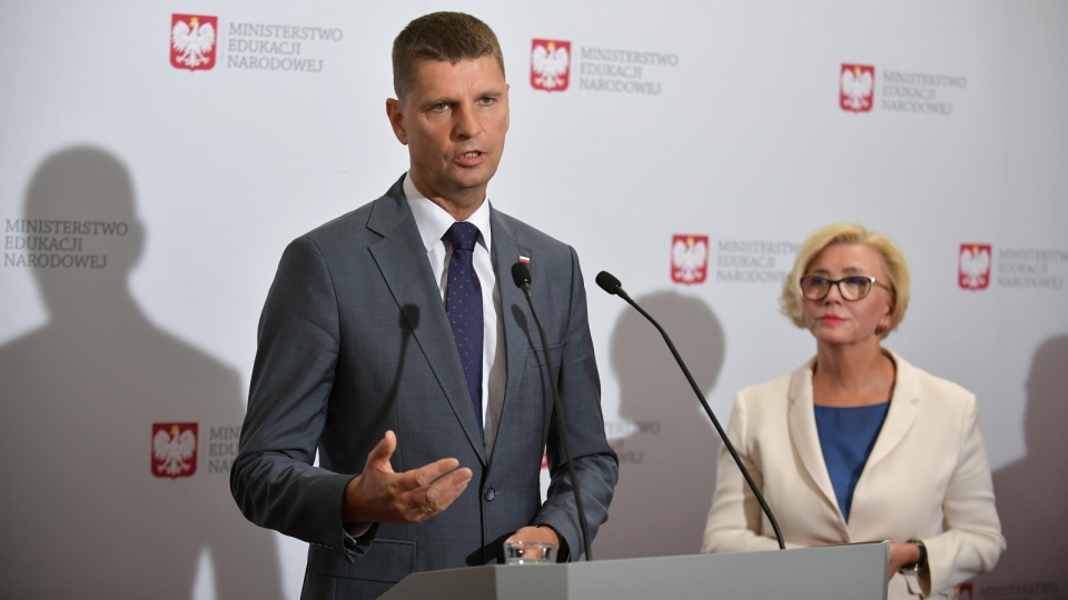 Minister edukacji narodowej Dariusz Piontkowski podczas konferencji prasowej w siedzibie resortu. Fot. PAP/Marcin Obara