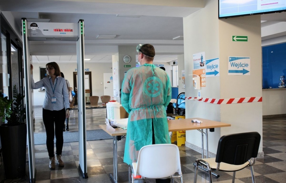 Badania laboratoryjne potwierdziły zakażenie koronawirusem u kolejnych 550 osób – podało we wtorek Ministerstwo Zdrowia. Resort przekazał, że zmarło kolejnych 19 chorych. Fot. Arch/PAP/Lech Muszyński