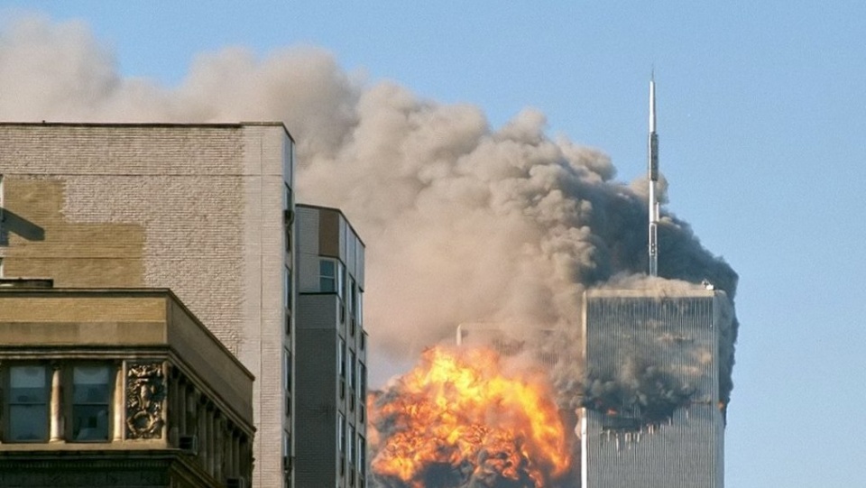 Południowa wieża (za kulą ognia) tuż po uderzeniu samolotu/fot. Wikipedia