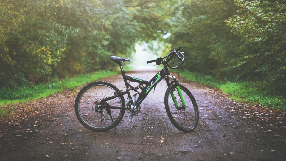 Jazda na rowerze to jeden ze sposobów zmniejszania własnego śladu węglowego. Fot. Pixabay.com