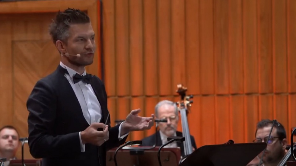 Adam Sztaba podczas koncertu w Filharmonii/fot. YouTube