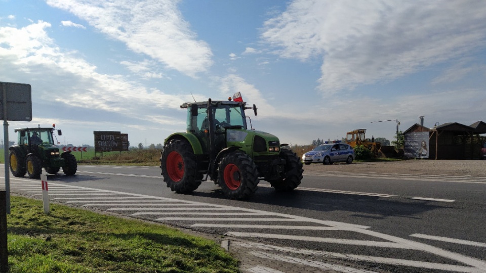40 rolników z powiatu chełmińskiego i chełmżyńskiego protestowało w środę na drodze krajowej numer 41/fot. Marcin Doliński
