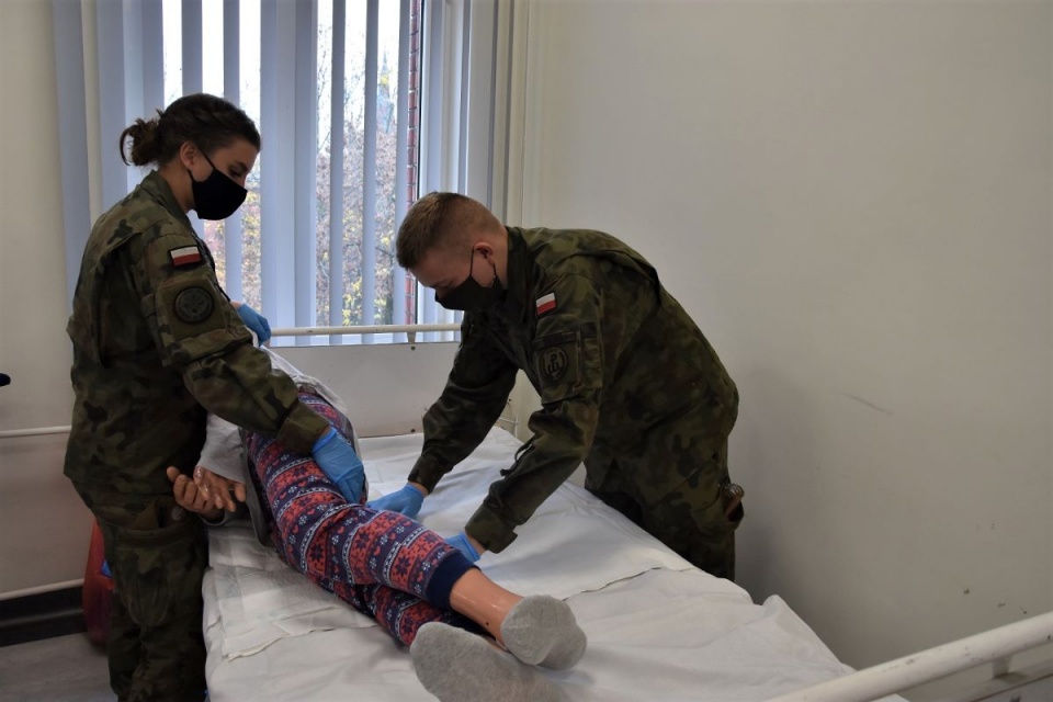 Centrum Szkolenia Wojsk Obrony Terytorialnej prowadzi kurs pilotażowy, przygotowujący żołnierzy do zadań opiekuńczo-pielęgnacyjnych/fot. nadesłane