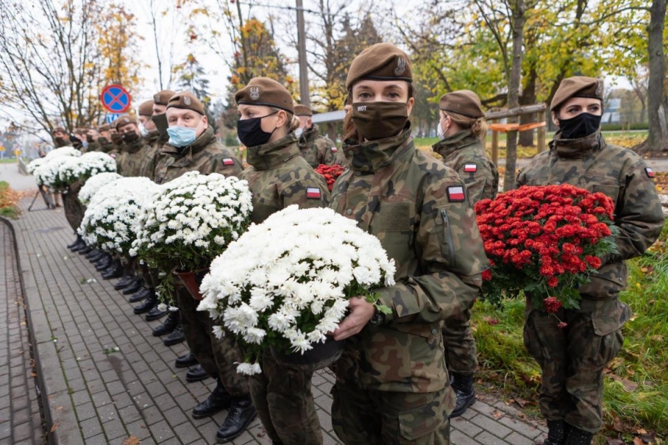 W przededniu Narodowego Święta Niepodległości żołnierze Wojsk Obrony Terytorialnej złożyli łącznie 1200 donic kwiatów w kilkunastu miejscach pamięci/fot. materiały Urzędu Marszałkowskiego
