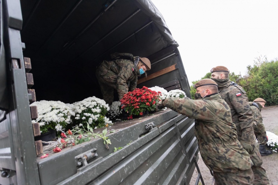 W przededniu Narodowego Święta Niepodległości żołnierze Wojsk Obrony Terytorialnej złożyli łącznie 1200 donic kwiatów w kilkunastu miejscach pamięci/fot. materiały Urzędu Marszałkowskiego