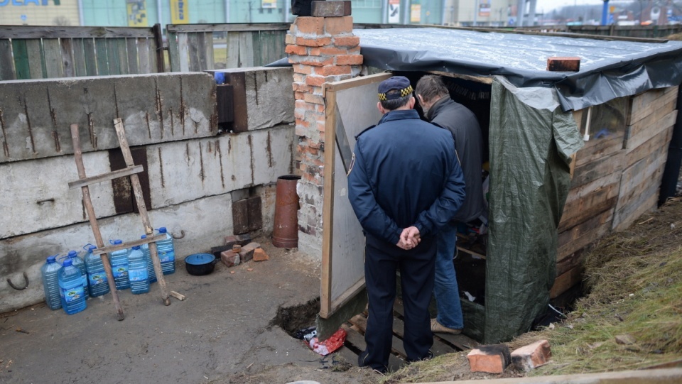 Pomóżmy bezdomnym przetrwać okres jesienno-zimowy - apelują kujawsko-pomorscy policjanci. Fot. Arch/PAP/Jacek Turczyk