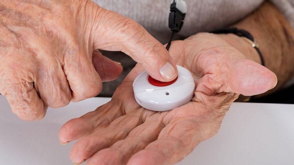 Seniorzy otrzymają bezpłatne, specjalne urządzenia, które w momencie uruchomienia przycisku powiadomią centrum alarmowe. Fot. Nadesłana