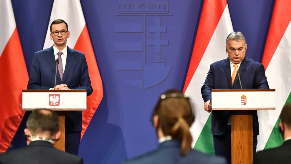 Premier RP Mateusz Morawiecki i premier Węgier Viktor Orban podczas wspólnego oświadczenia dla mediów w Budapeszcie. Fot. PAP/Andrzej Lange
