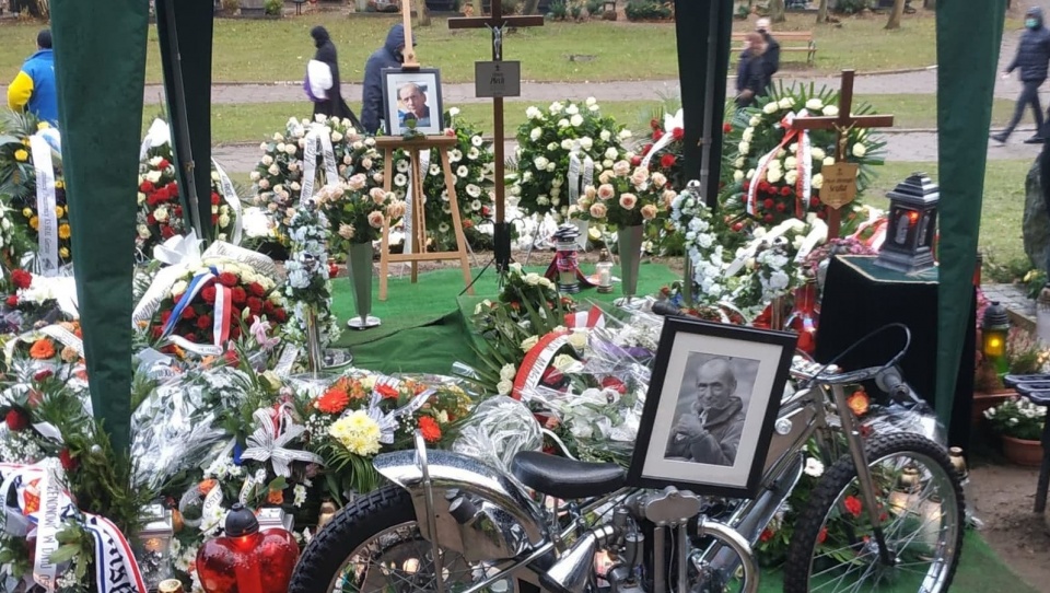 Zmarły w środę w wieku 67 lat żużlowiec i trener spoczął w sobotę w Alei Zasłużonych na cmentarzu w Gdańsku Srebrzysku. Fot. Lech Bewicz