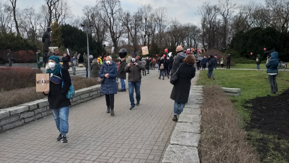Uczestnicy spaceru spotkali się przy pomniku marszałka Józefa Piłsudskiego. Fot. Adriana Andrzejewska