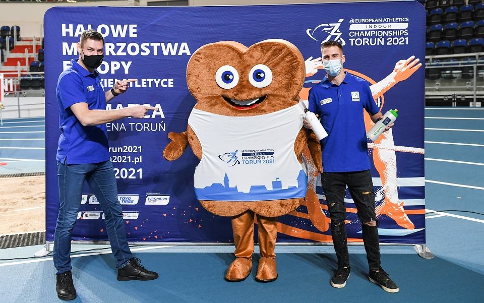 Z lewej Paweł Wojciechowski, z prawej Marcin Lewandowski. Fot.copernicuscup.pl