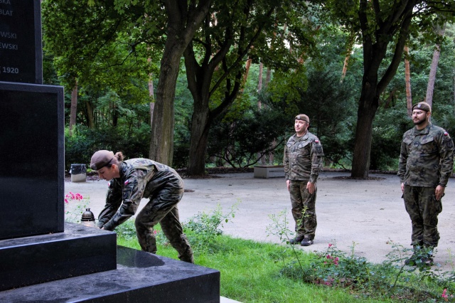 Żołnierze CSWOT posprzątali miejsca pamięci związane z Bitwą Warszawską