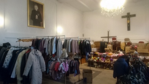 Toruńskie seminarium otworzyło second hand. Uchodźcy ubiorą się w nim za darmo