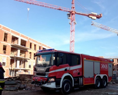 Tragedia na budowie w Toruniu. Nie żyje 45-latek, który wpadł do szybu windowego [zdjęcia]