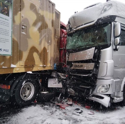 Zderzenie ciężarówek na dziesiątce w Pawłówku. Warunki na drogach są trudne, służby apelują o ostrożność