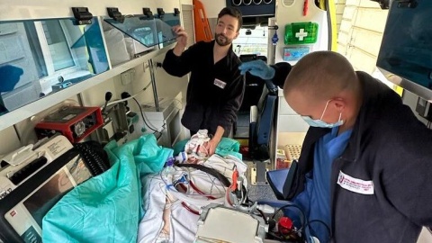 Pacjentkę w stanie ciężkim ratował mobilny zespół ECMO ze Szpitala Jurasza [wideo]