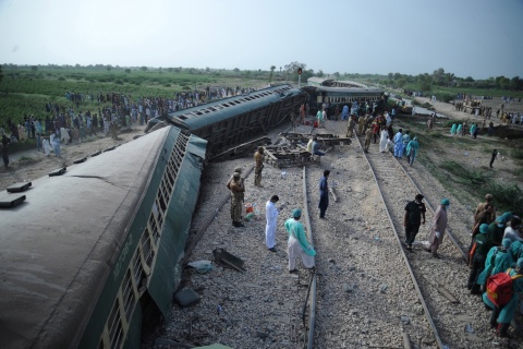 Pakistan: Ponad 30 osób zginęło, a co najmniej 80 zostało rannych w katastrofie kolejowej
