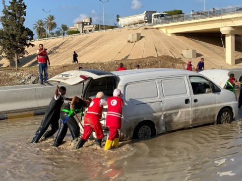 Akcja ratunkowa po zerwaniu tam w Libii. Dzielnice zmyte z powierzchni ziemi [wideo]