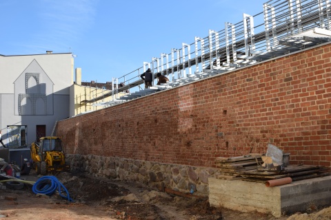 Średniowieczny mur w Inowrocławiu odzyskuje swój blask. Zakończenie prac jeszcze w tym roku