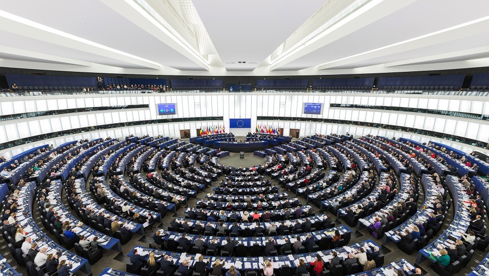 Sala obrad plenarnych Parlamentu Europejskiego w Strasburgu/fot. Diliff - Praca własna, CC BY-SA 3.0