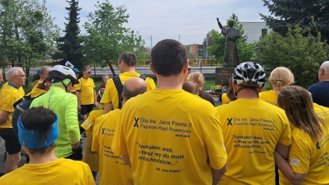 Uczestnicy Papieskiego Rajdu Rowerowego przed pomnikiem św. Jana Pawła II w Brzozie/fot. Magdalena Gill