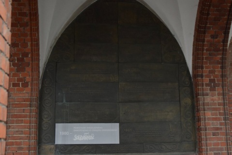 Spór o tablicę na budynku ratusza w Inowrocławiu. Sprawa trafiła do konserwatora zabytków