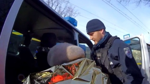 Policjanci z Torunia odnaleźli zziębnięta 76-latkę. Błądziła kilka kilometrów od domu
