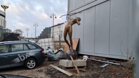 Rzeźba Łuczniczki spod opery utknęła na zapleczu budowy. Co dalej z postumentem