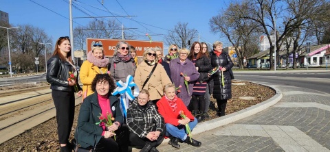 Skrzyżowanie w Toruniu nazwane rondem Praw Kobiet. Tablica odsłonięta