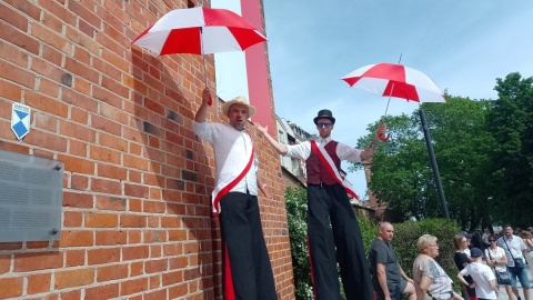 Wojskowe pieśni, przemówienia i duma. Dzień Flagi Rzeczpospolitej Polskiej w regionie [zdjęcia]